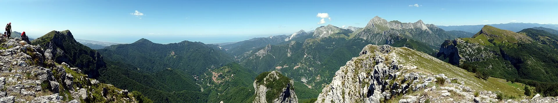 Panorama delle Alpi Apuane in primavera, con vista sulla costa versiliese sullo sfondo