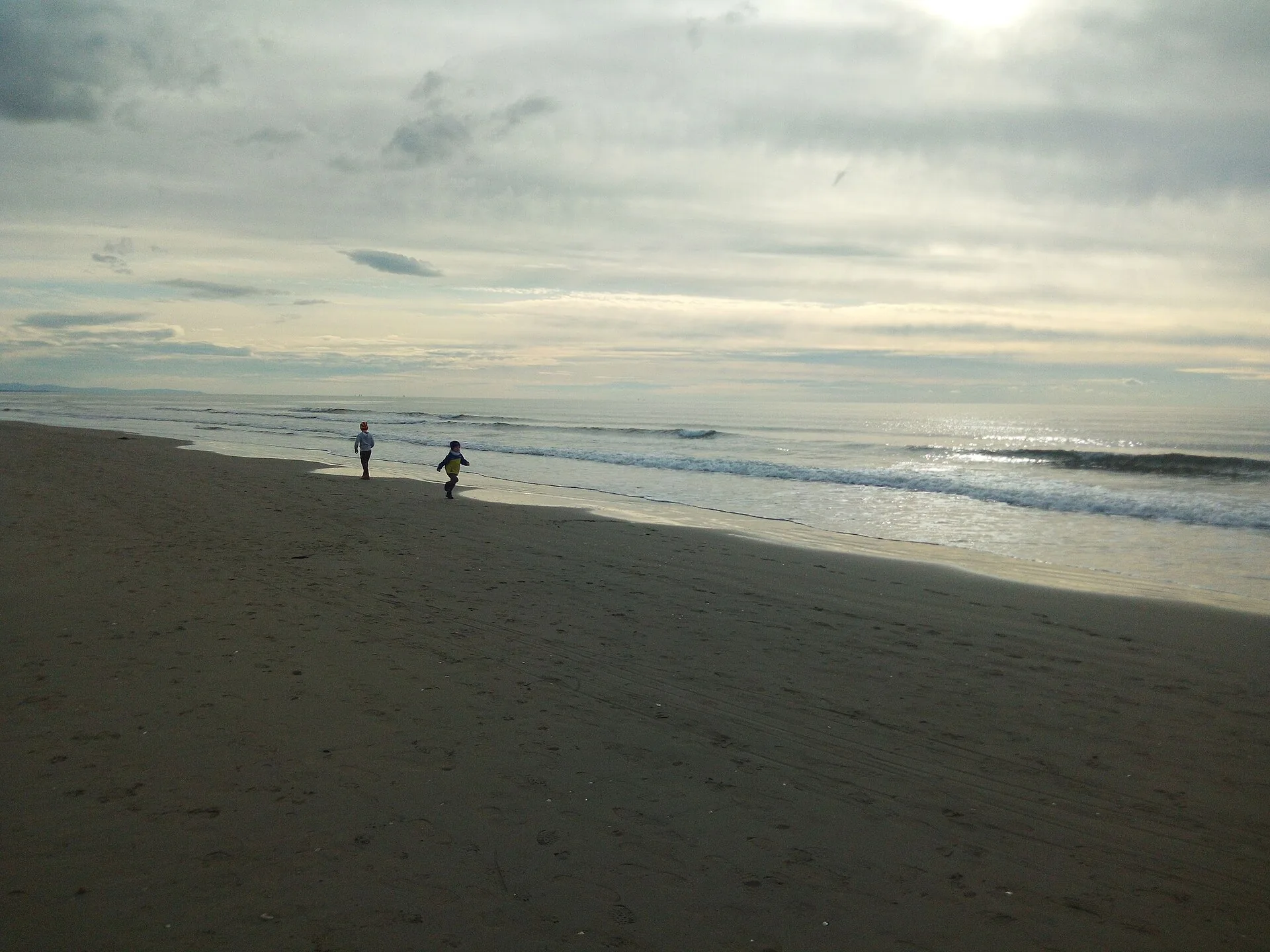 Spiaggia di Marina di Pietrasanta al tramonto, litorale sabbioso della Versilia